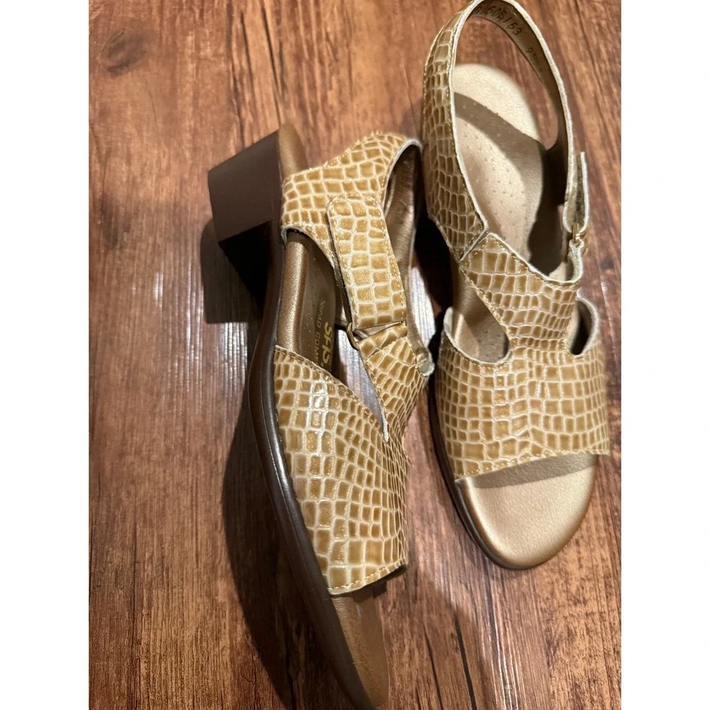 SAS San Antonio Shoemakers Women's Gold Crocodile Embossed Slingback Sandals‎ 8S